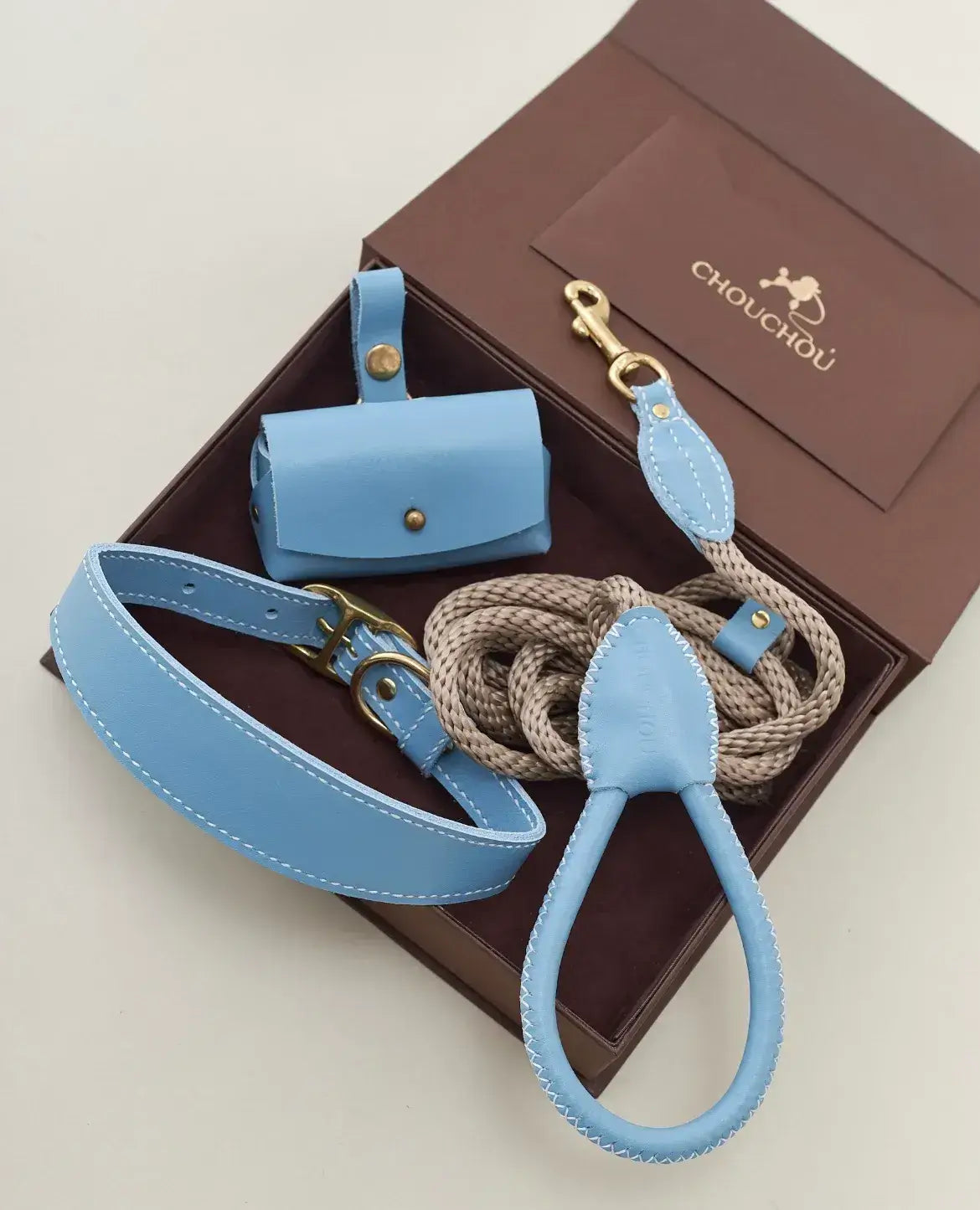 Luksusowa obroża Almond, smycz Classy i etui – ręcznie robiony zestaw premium dla psa